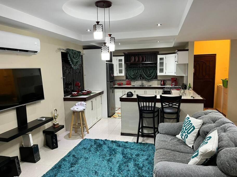 Villa Travelholics Getaways Piarco Esterno foto