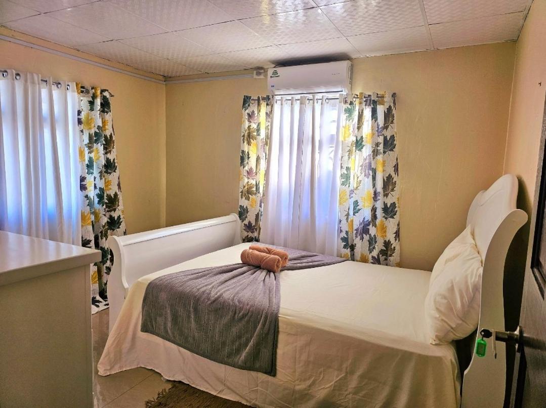 Villa Travelholics Getaways Piarco Esterno foto
